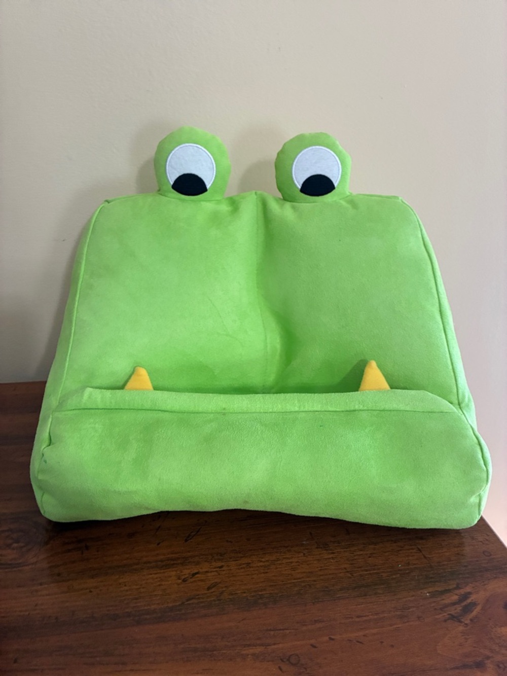 Thinking Gifts - BOOK MONSTER Book/Tablet Stand - Picture 2 of 10